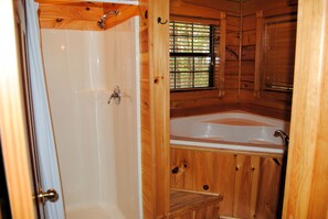 Cabaña superior, 1 cama Queen size | Baño | Tina y regadera independientes, tina de hidromasaje, toallas 