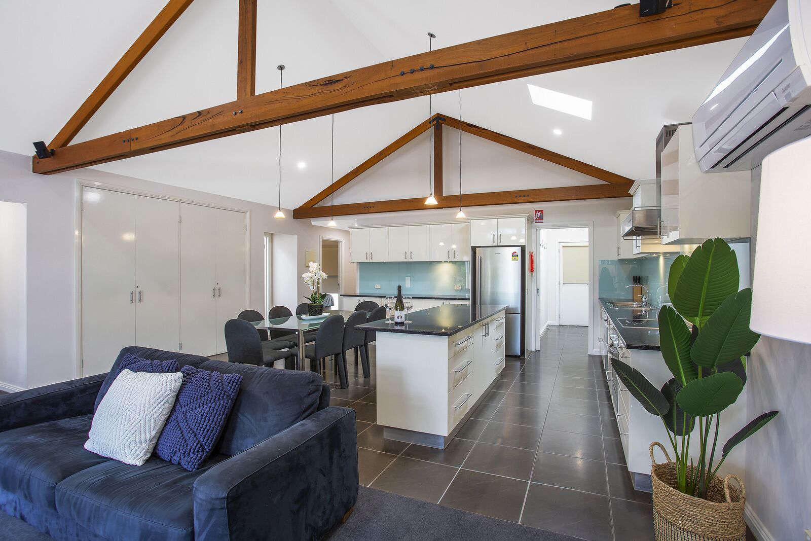 Luxury Penthouse, Bay View | Private kitchen | Fridge, microwave, coffee/tea maker, toaster