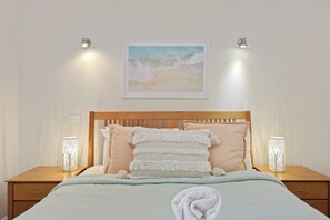 One Bedroom Villa - Bay View | Iron/ironing board, cots/infant beds, free WiFi, bed sheets - Sea Foam Villas (Port Campbell)
