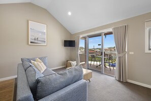Family Two Bedroom Apartment - Split Level | Iron/ironing board, cribs/infant beds, free WiFi, bed sheets - Sea Foam Villas (Port Campbell)