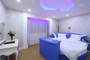 A modern bedroom with a bed, bedside tables, a desk, and a mirror. - BORRMAN Hotel (Guangzhou)