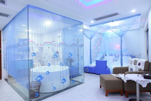 Down comforters, memory foam beds, minibar, desk - BORRMAN Hotel (Guangzhou)