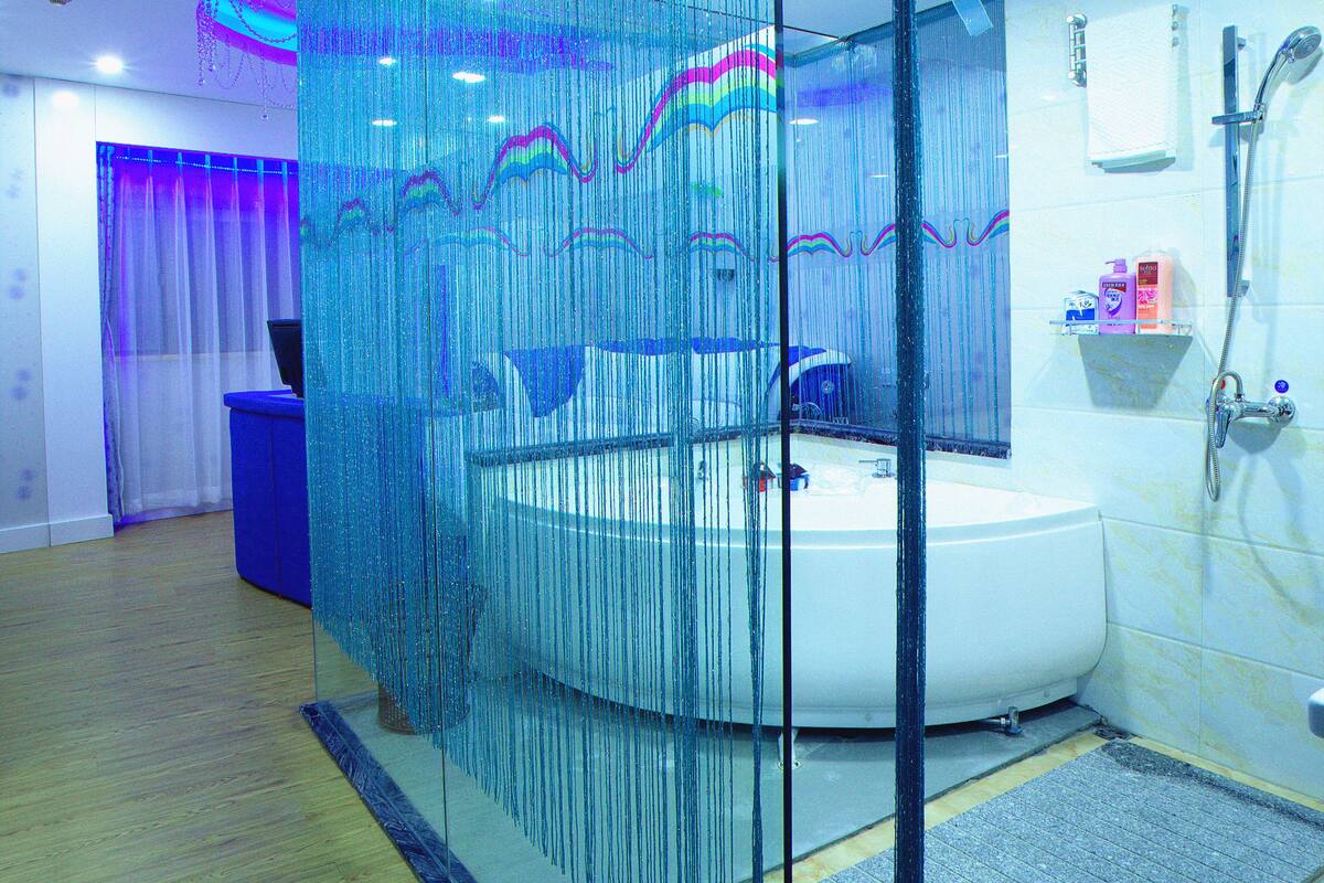로맨틱룸, 킹사이즈침대 1개 (Round Bed) | 오리/거위털 이불, 메모리폼 침대, 미니바, 책상