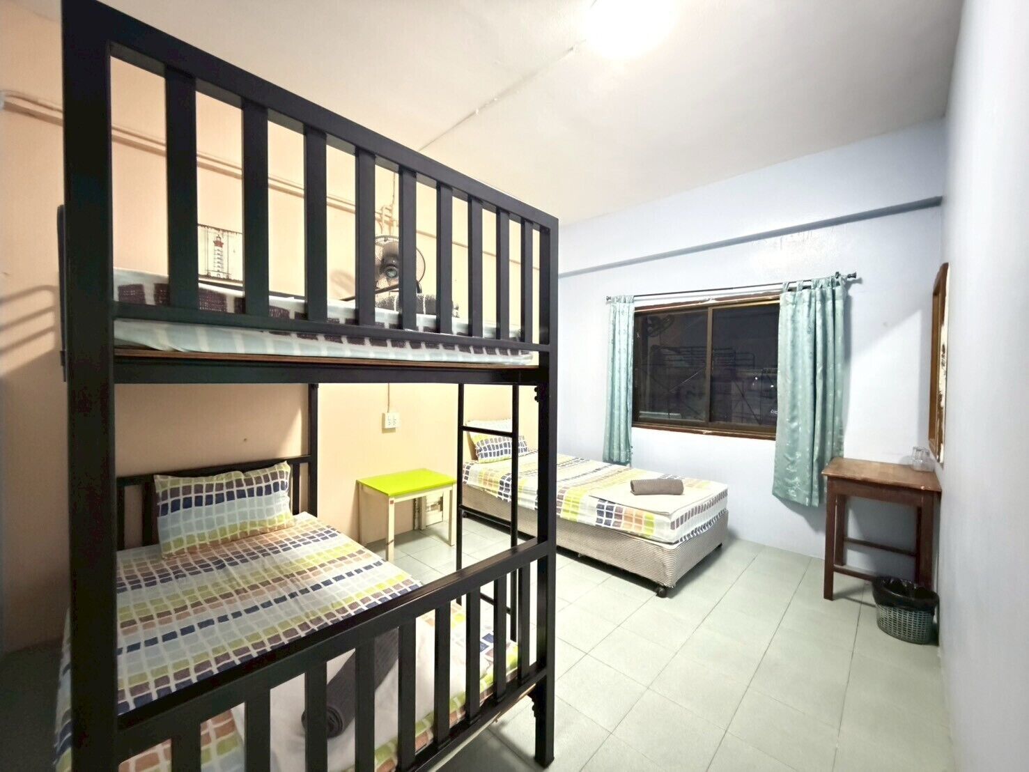 ห้อ งเบสิกทริปเปิล, หลายเตียง | โต๊ะทำงาน