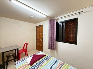 Private Single Room with Fan Only and shared bathroom building C | Zona de estar