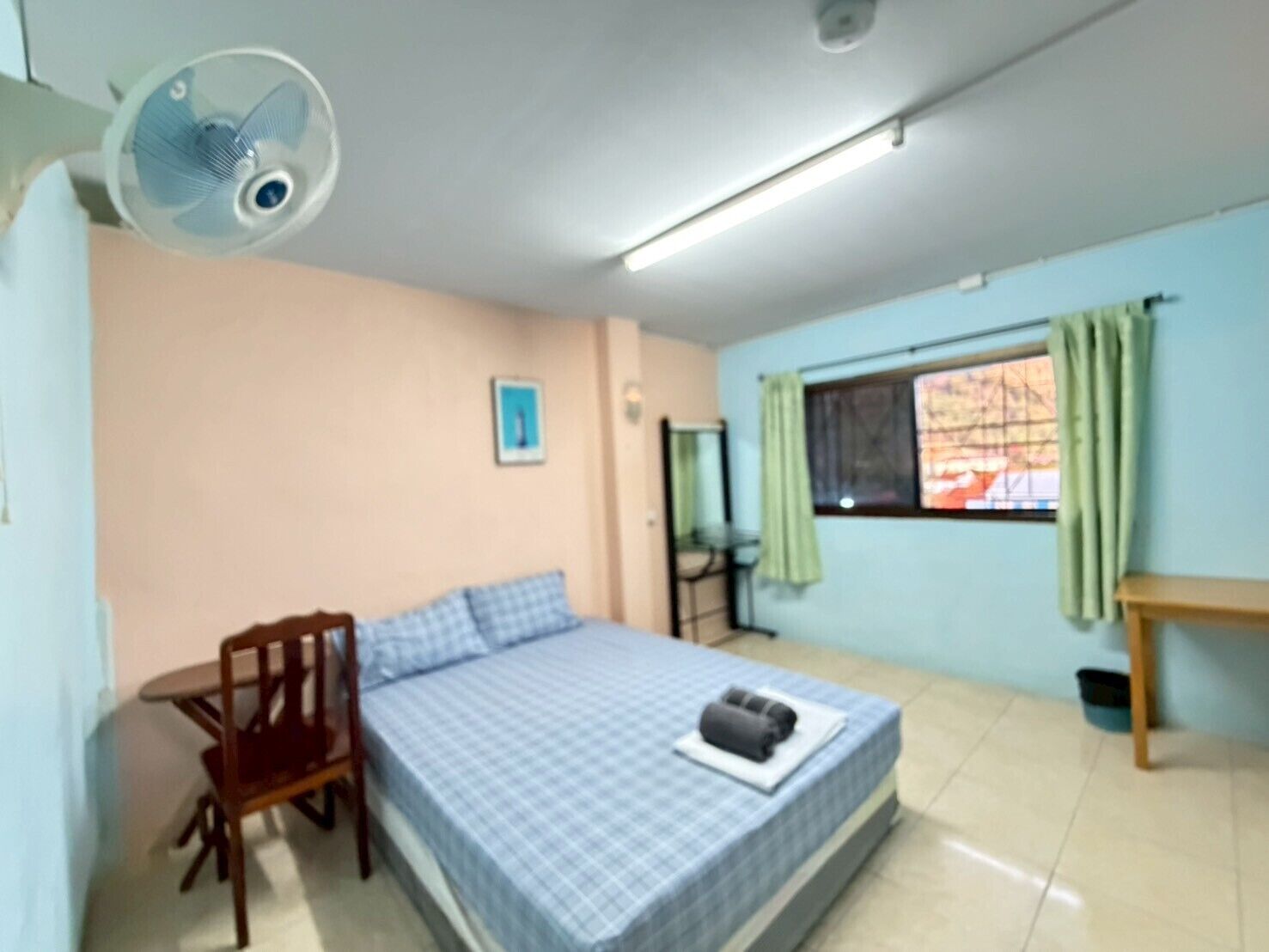 ห้องเบสิกดับเบิล, เตียงใหญ่ 1 เตียง | โต๊ะทำงาน