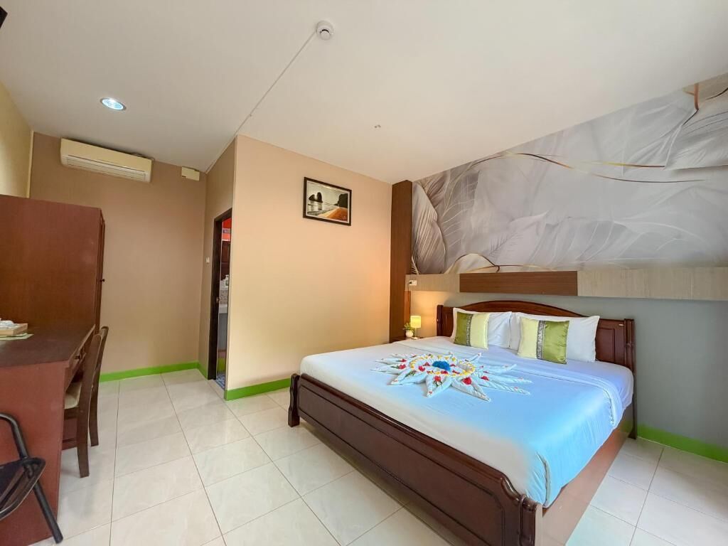 Una habitación de hotel con una cama, un escritorio y una silla.