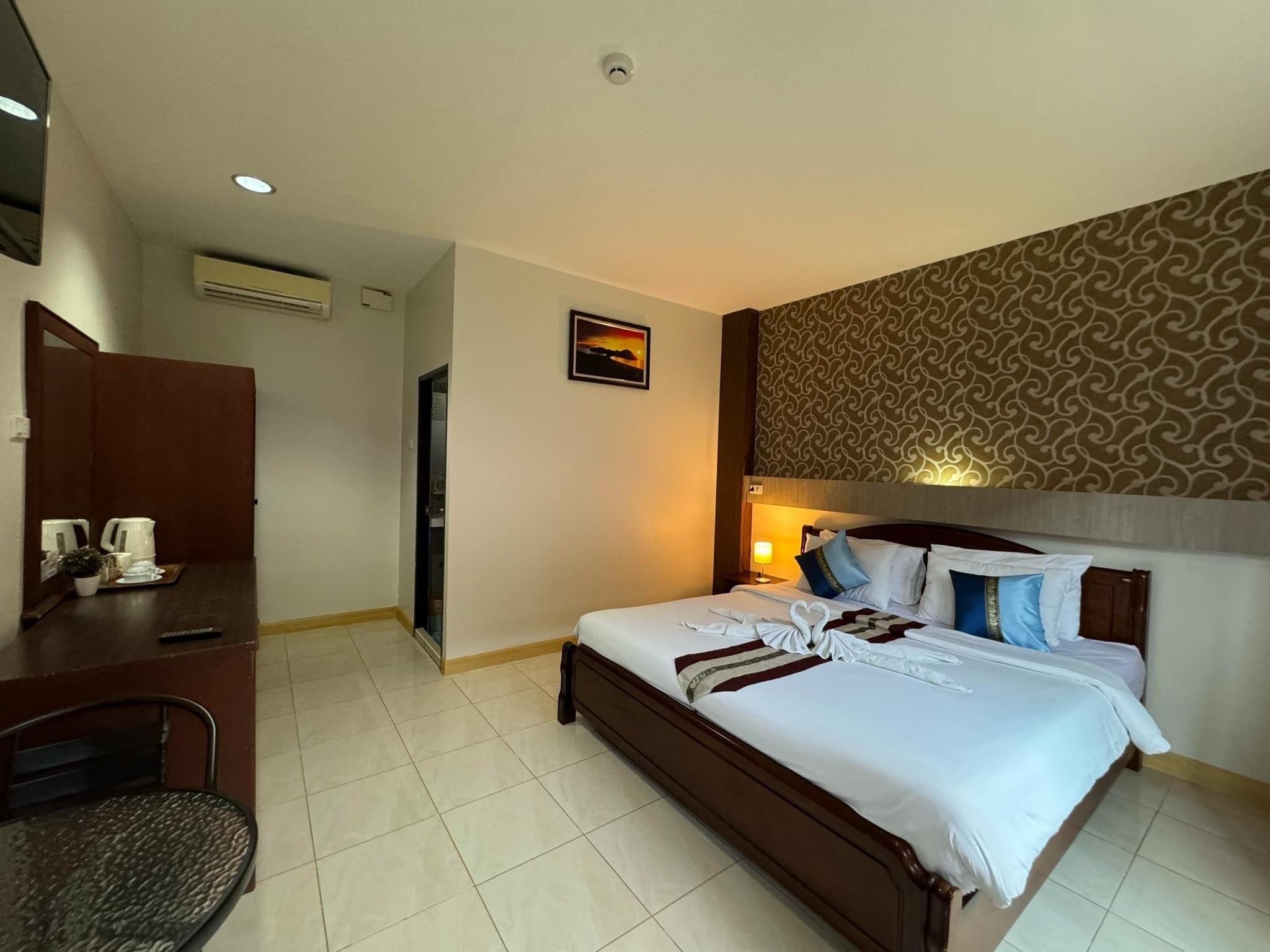 Deluxe Room | Premium bedding, Select Comfort beds, desk, laptop workspace