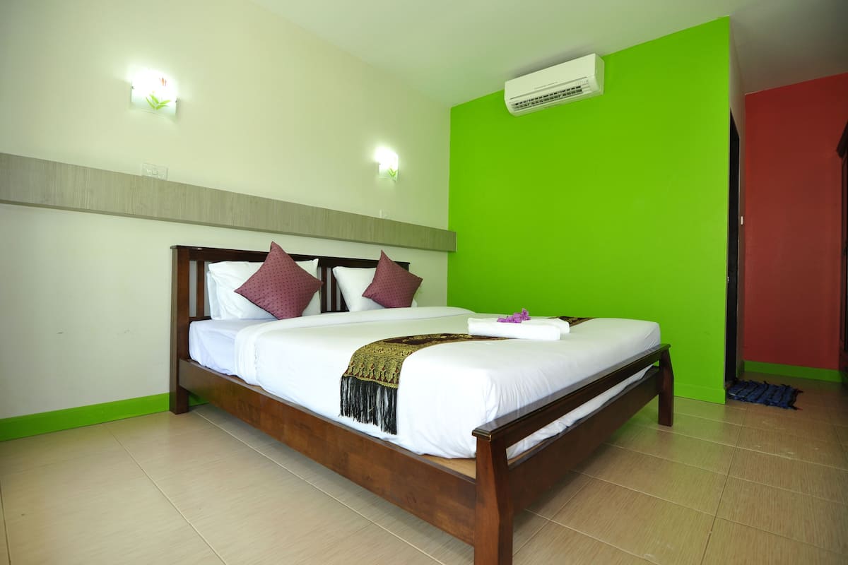Superior Room | Premium bedding, Select Comfort beds, desk, laptop workspace