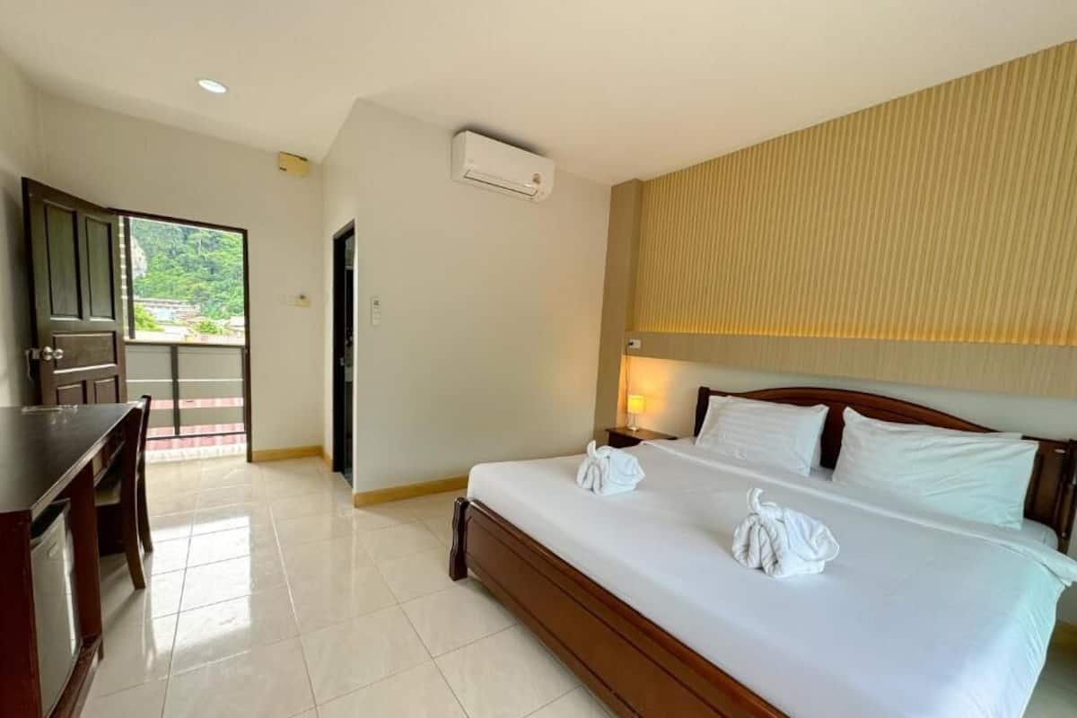 Deluxe Room | Premium bedding, Select Comfort beds, desk, laptop workspace