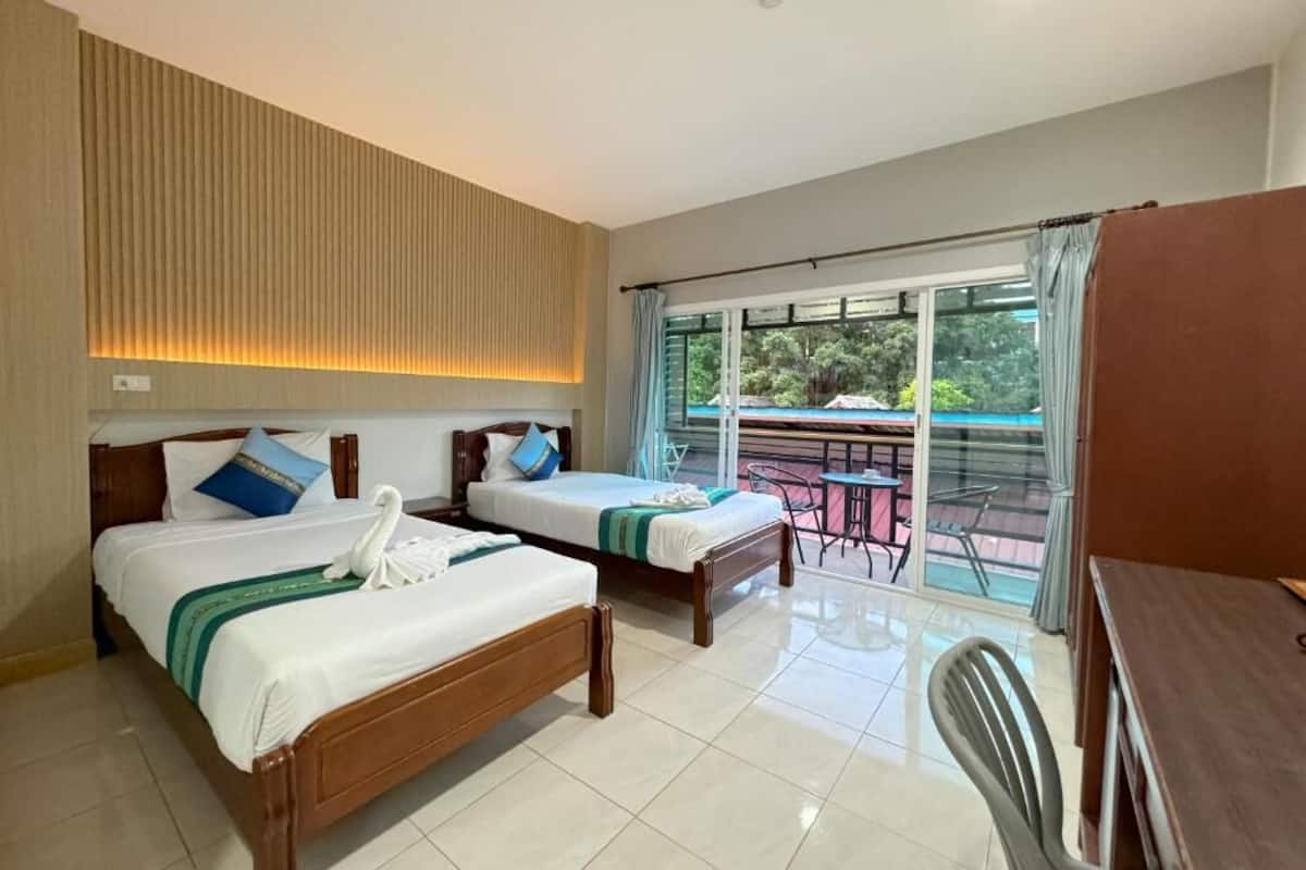 Deluxe Twin Room | Premium bedding, Select Comfort beds, desk, laptop workspace