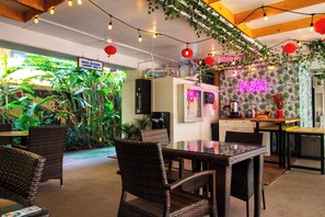 Lobby sitting area - Waikiki Beachside Hostel (Honolulu)