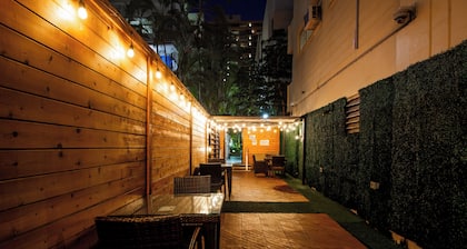 Waikiki Beachside Hostel