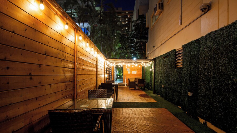 Waikiki Beachside Hostel