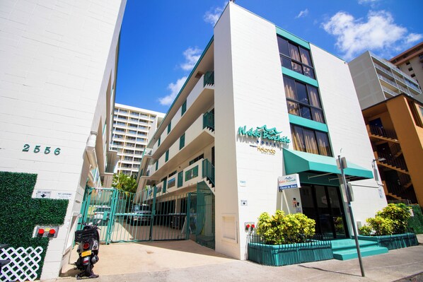 Front of property - Waikiki Beachside Hostel (Honolulu)