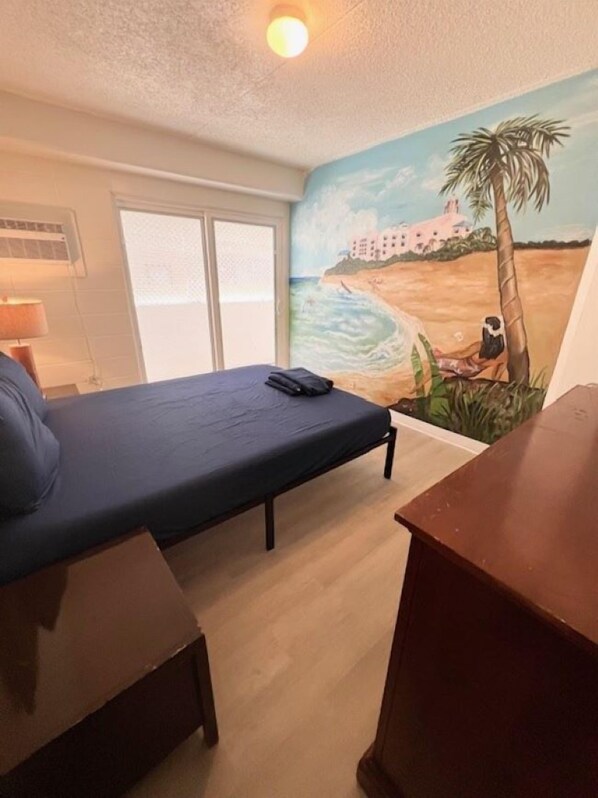 Private Room with Kitchen | Free WiFi, bed sheets - Waikiki Beachside Hostel (Honolulu)