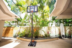 Basketball court - Waikiki Beachside Hostel (Honolulu)