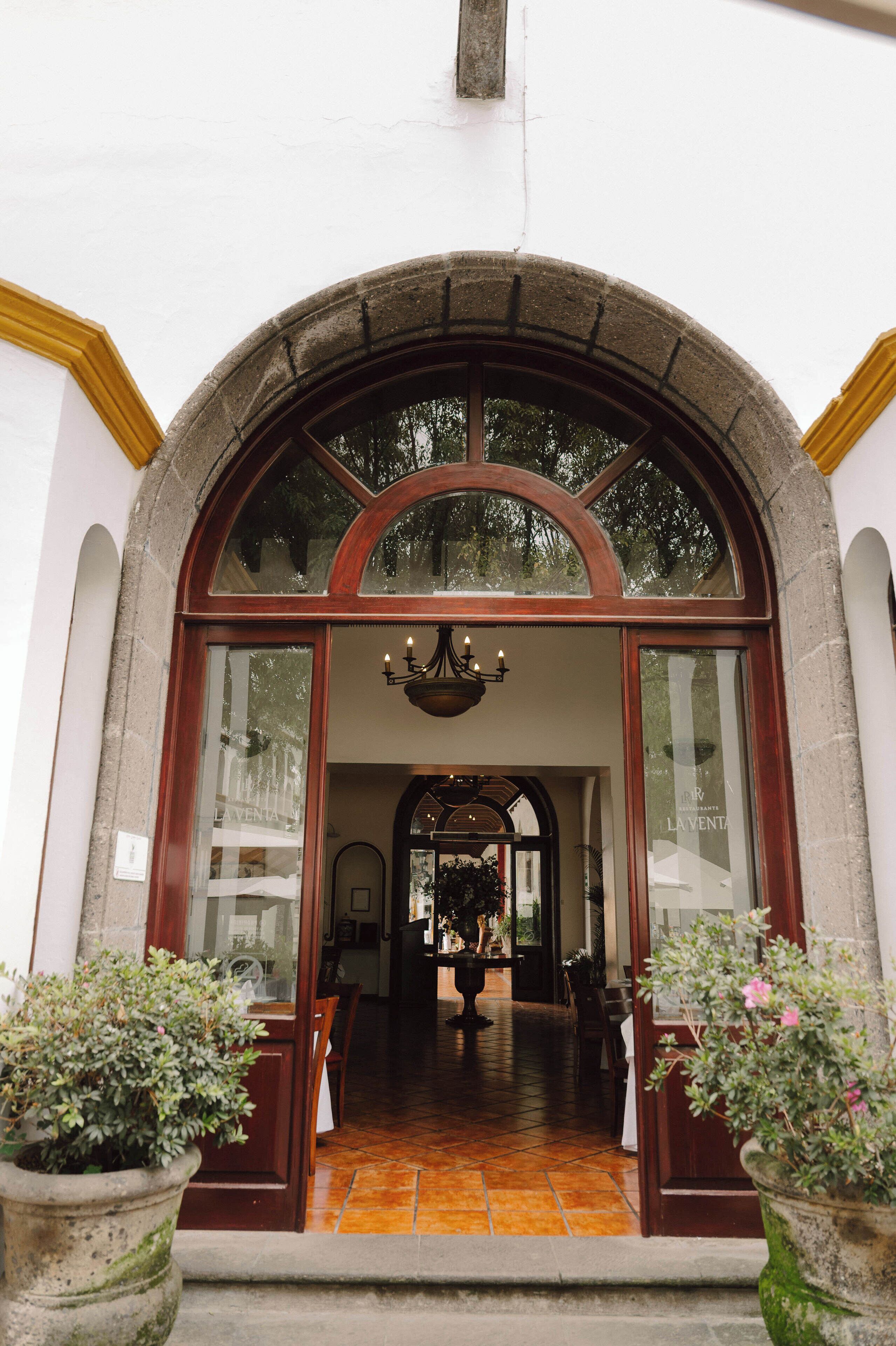 Serveert ontbijt, lunch, diner, internationale gerechten 