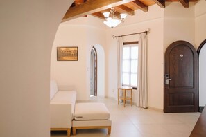 Down comforters, in-room safe, desk, blackout drapes - Hotel Hacienda La Venta (San Juan del Río)