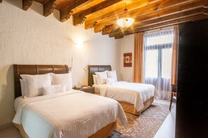 Habitación doble estándar, 2 camas matrimoniales | Edredón, caja de seguridad en la habitación y escritorio 