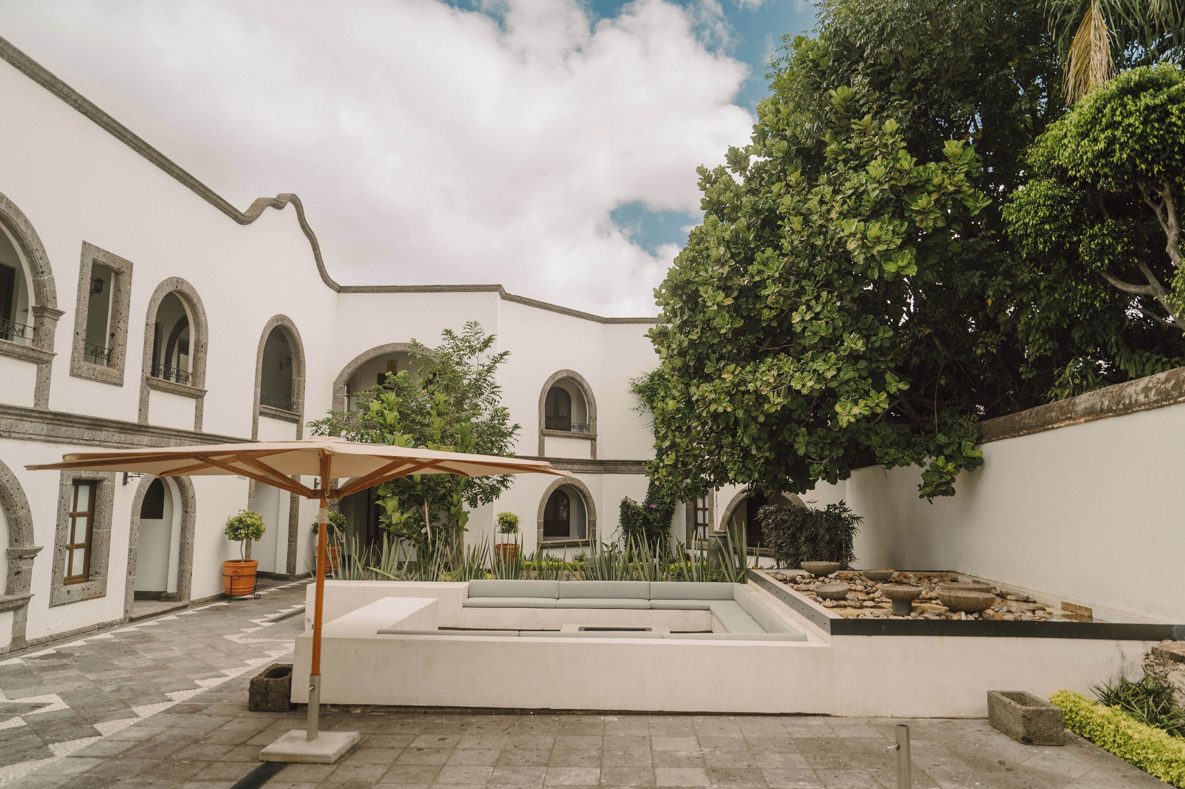 Habitación doble estándar, 2 camas matrimoniales | Área de sala de estar | Smart TV de 32 pulgadas con canales digitales y televisión 