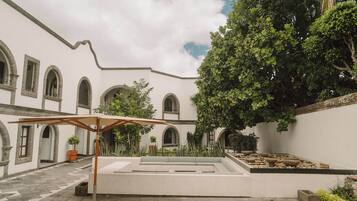 Habitación doble estándar, 2 camas matrimoniales | Área de sala de estar | Smart TV de 32 pulgadas con canales digitales y televisión