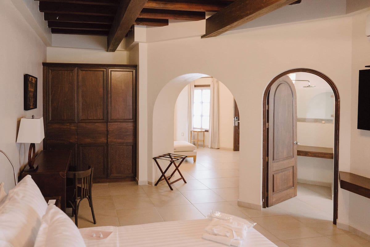 1 habitación, cubrecamas y caja de seguridad en la habitación