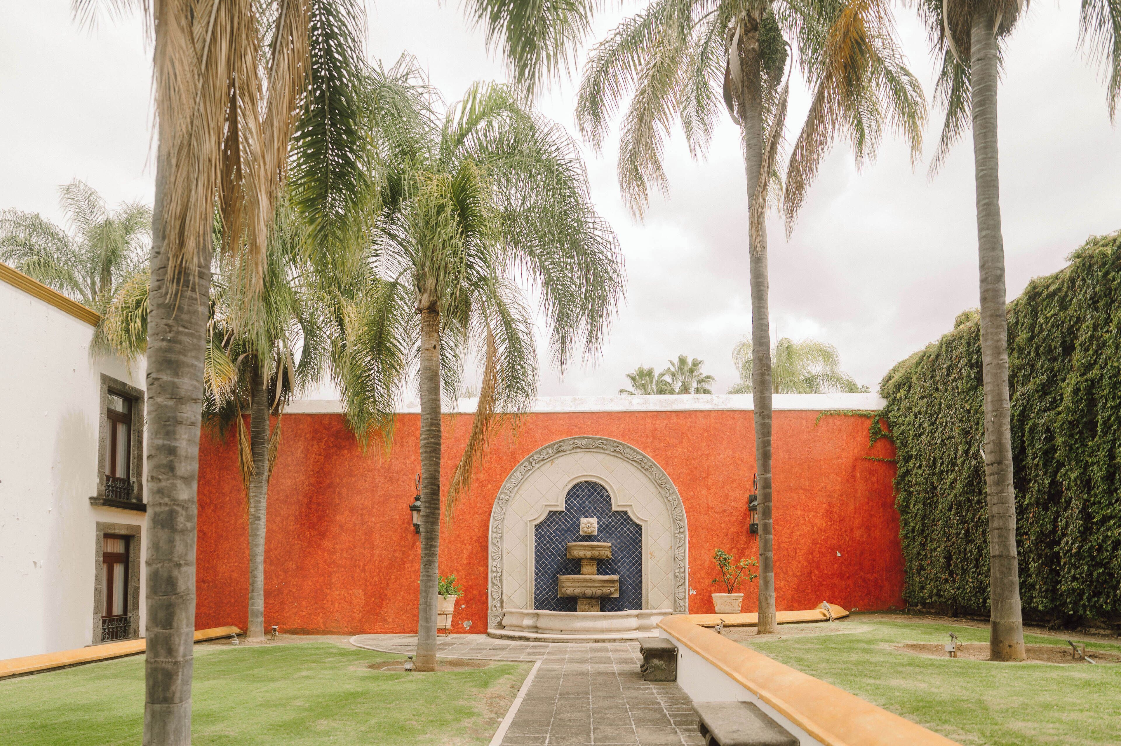 Habitación doble estándar, 2 camas matrimoniales | Área de sala de estar | Smart TV de 32 pulgadas con canales digitales y televisión 