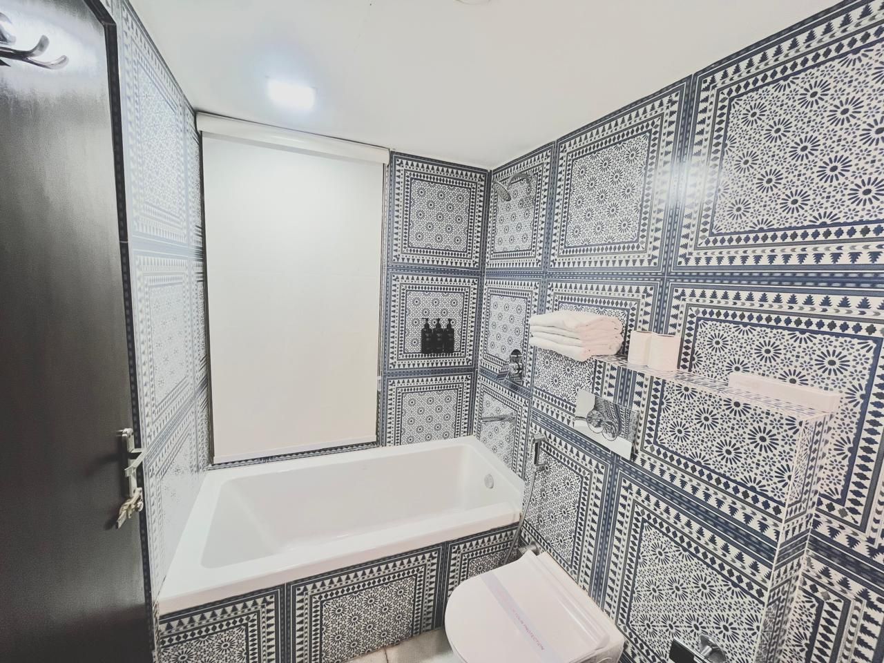 Une salle de bain avec une baignoire, des toilettes et un lavabo.