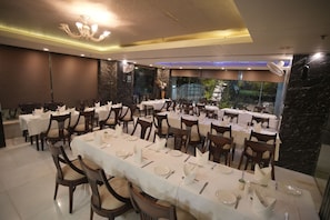 2 restaurants; lunch, dinner, and brunch served - Hotel Atulyaa Taj (Agra)