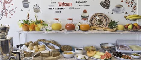 Tägliches Frühstücksbuffet (10 EUR pro Person)