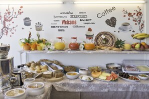 Petit déjeuner buffet servi tous les jours en supplément