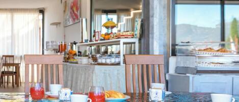 Petit déjeuner buffet (10 EUR par personne)