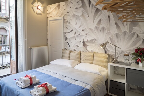 Habitación doble | Ropa de cama de alta calidad, edredones de plumas, minibar