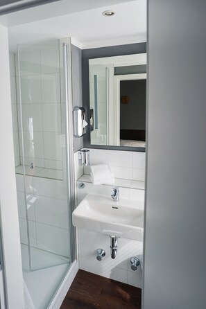 Een douche, gratis toiletartikelen, een haardroger, handdoeken