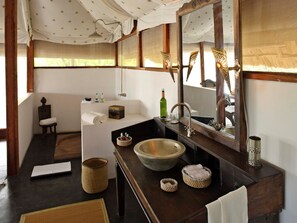 ห้องซูพีเรียสวีท (River) | ห้องน้ำ | ไดร์เป่าผม (มีให้บริการตามคำขอ), ผ้าเช็ดตัว