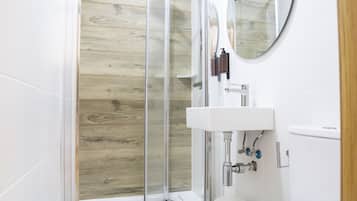 Een douche, een regendouche, gratis toiletartikelen, een haardroger