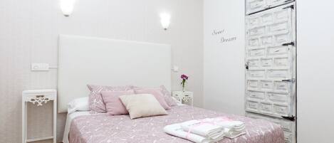 Cubrecamas y caja de seguridad en la habitación