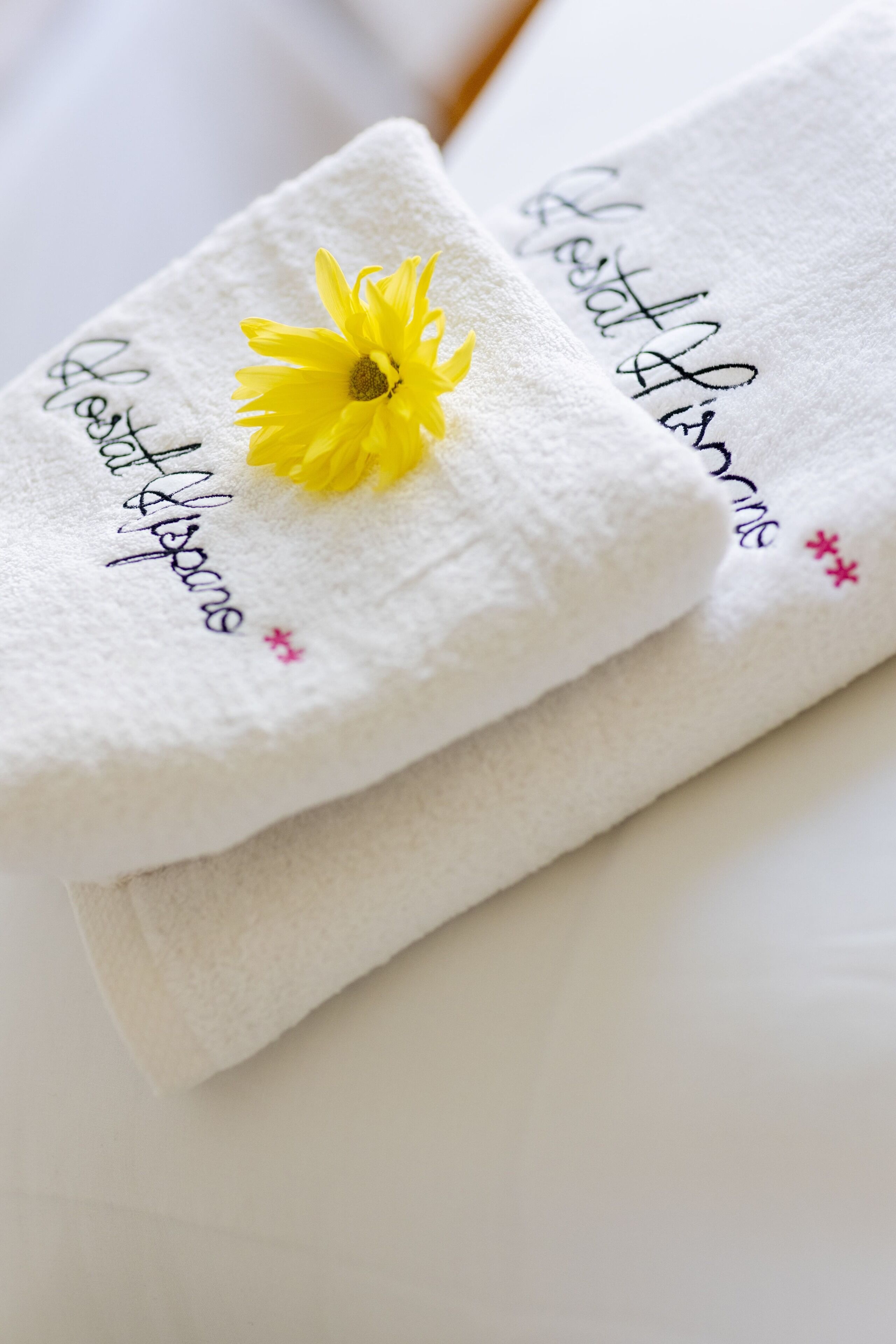 Habitación triple | Edredón, caja de seguridad en la habitación y decoración personalizada 