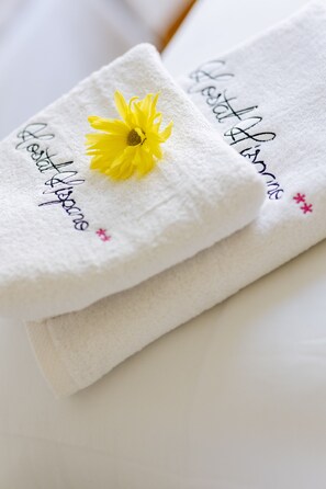 Habitación triple | Edredón, caja de seguridad en la habitación y decoración personalizada