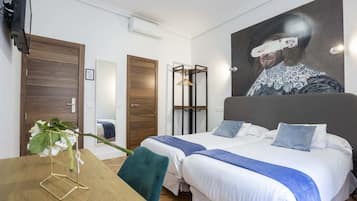 Habitación doble, 1 cama matrimonial o 2 camas individuales | Edredón, caja de seguridad en la habitación y decoración personalizada