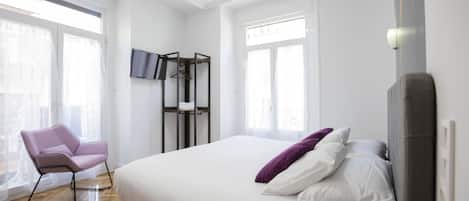 Cubrecamas y caja de seguridad en la habitación