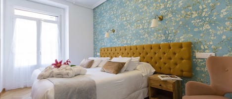 Cubrecamas y caja de seguridad en la habitación