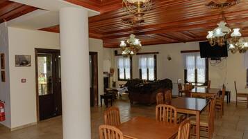 Breakfast, lunch and dinner served