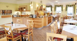 Desayuno buffet (EUR 5 por persona) 