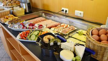 Petit déjeuner buffet (5 EUR par personne)