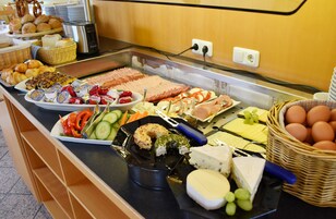 Se ofrece un desayuno bufé (5 EUR por persona)