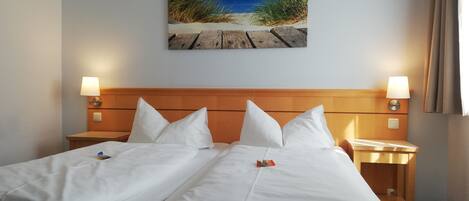 ملاءات للفراش لا تسبب الحساسية وميني بار وخزنة داخل الغرفة ومكتب