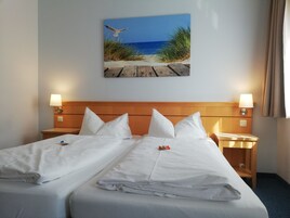 Ropa de cama hipoalergénica, minibar, caja fuerte y escritorio