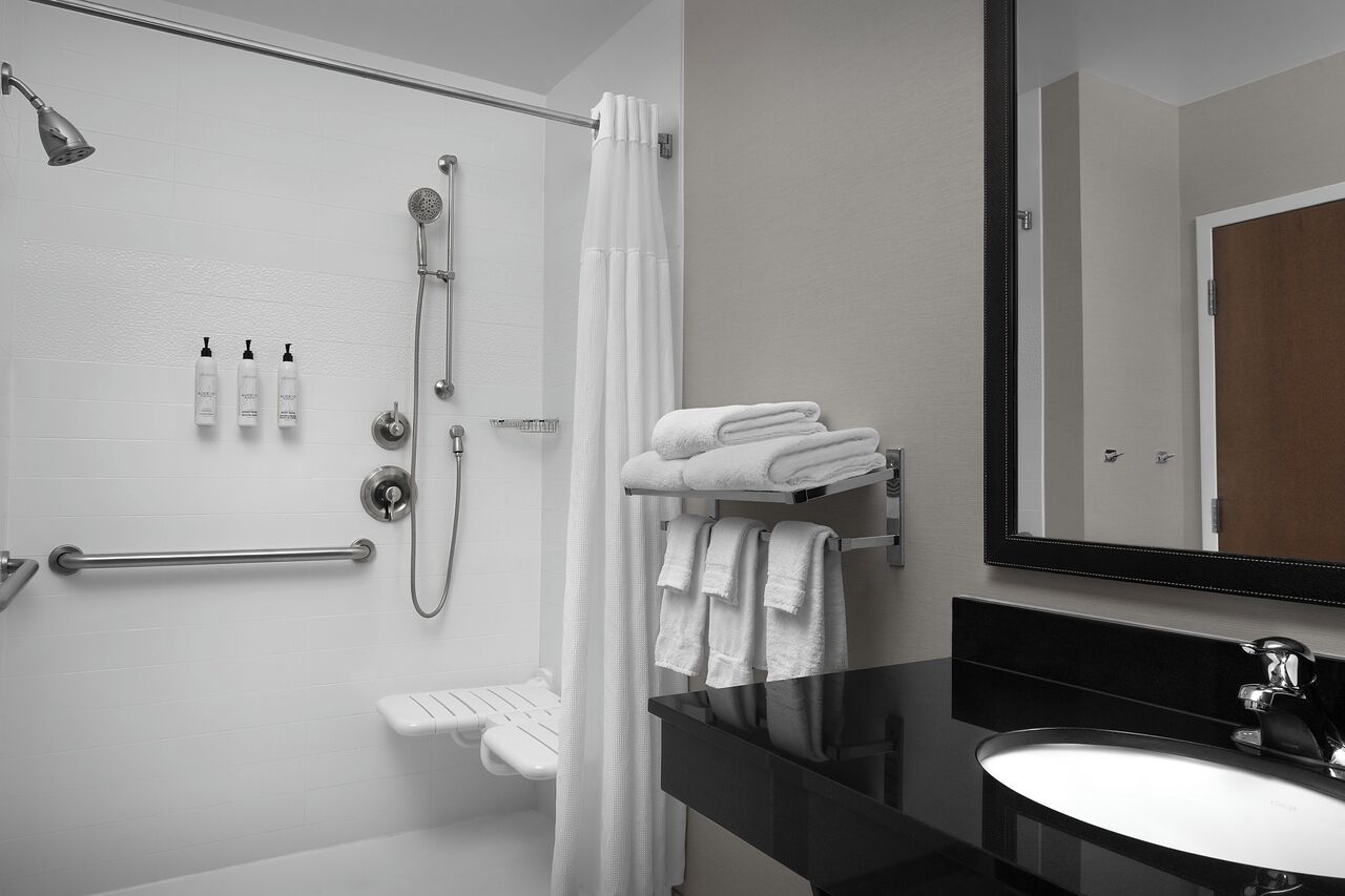 客房, 1 张特大床 (Mobility Accessible, Roll-In Shower) | 客房内保险箱、办公桌、笔记本电  脑工作区、遮光窗帘